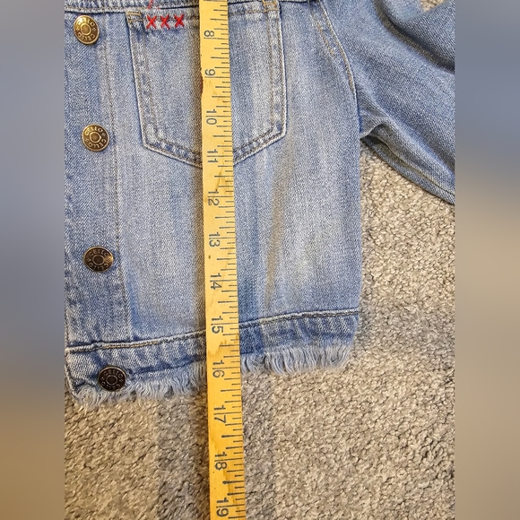 Nashville Cropped Denim Jacket Raw Hem Bell Sleeves Size Medium NWOT - Picture 7 of 9